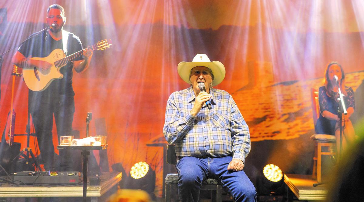 Sempre espetacular, o cantor Sérgio Reis se apresentou com sua banda, homenageando o casal (Foto/Alex Pacheco)