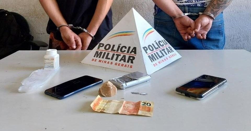 Na casa alvo de denúncia foram encontrados uma pedra grande de crack e outros materiais relacionados ao tráfico (Foto/Divulgação)