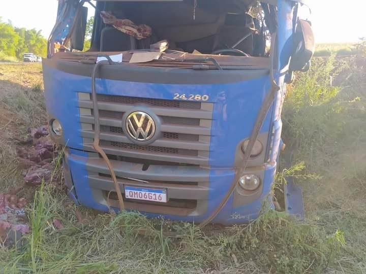 Após o impacto, o motorista perdeu o controle, seguiu na contramão e acabou caindo em barranco, espalhando a carga à margem da pista (Foto/Divulgação)