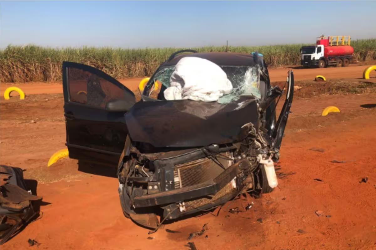 Veículo ficou completamente destruído após batida com caminhão (Foto/Divulgação/Polícia Militar)