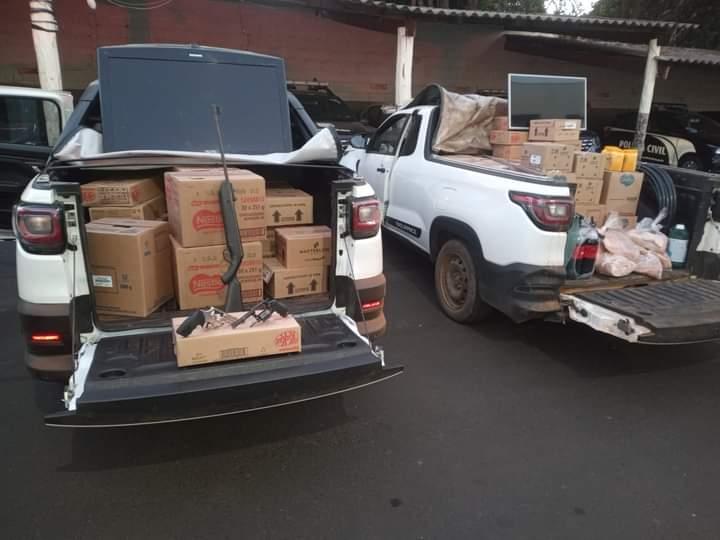 A Polícia Militar prendeu quatro homens suspeitos de assaltar fazenda e roubar duas picapes Strada e vários outros produtos. Foi tudo recuperado (Foto/Divulgação)