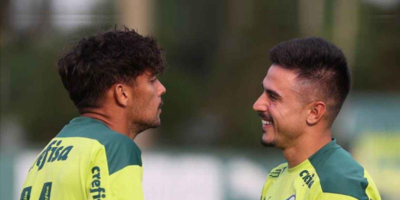 Willian Bigode (dir) e Gustavo Scarpa (esq) durante treino do Palmeiras, em 2021 (Foto/Cesar Greco/Ag Palmeiras)
