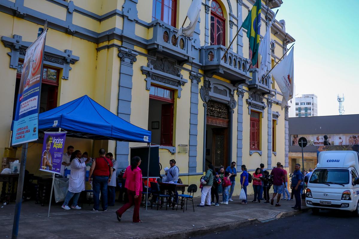 Tenda montada na porta da Câmara Municipal aplicou vacinas durante três dias e chegou a mais de 2,7 mil doses (Foto/Rodrigo Garcia)