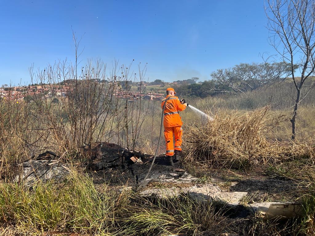 Bombeiros na ocorrência (Foto/Divulgação)