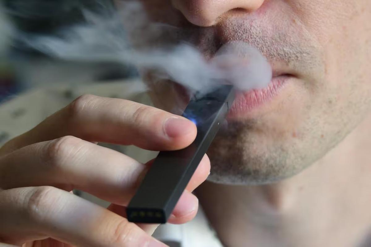 Mesmo ilegal, vape, ou cigarro eletrônico, é encontrado com facilidade em lojas online e físicas (Foto/EVA HAMBACH / AFP)