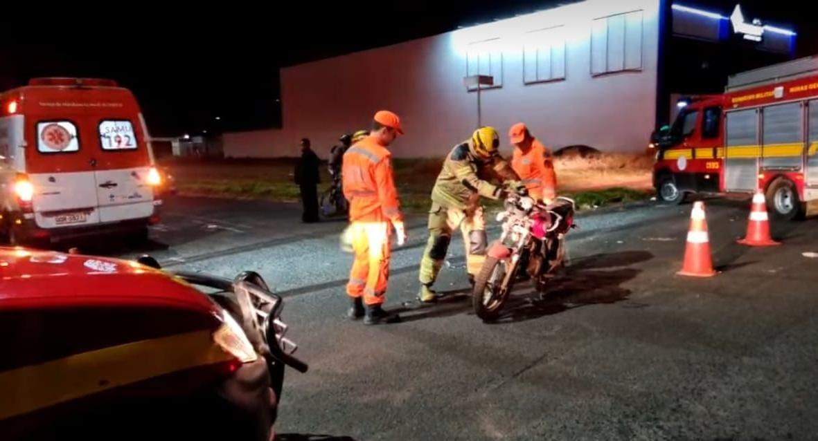 Motociclista, de 41 anos, ficou gravemente ferido após colidir e cair debaixo de uma van na avenida José Eustáquio de Melo, Parque das Laranjeiras, em Uberaba (Foto/Divulgação)