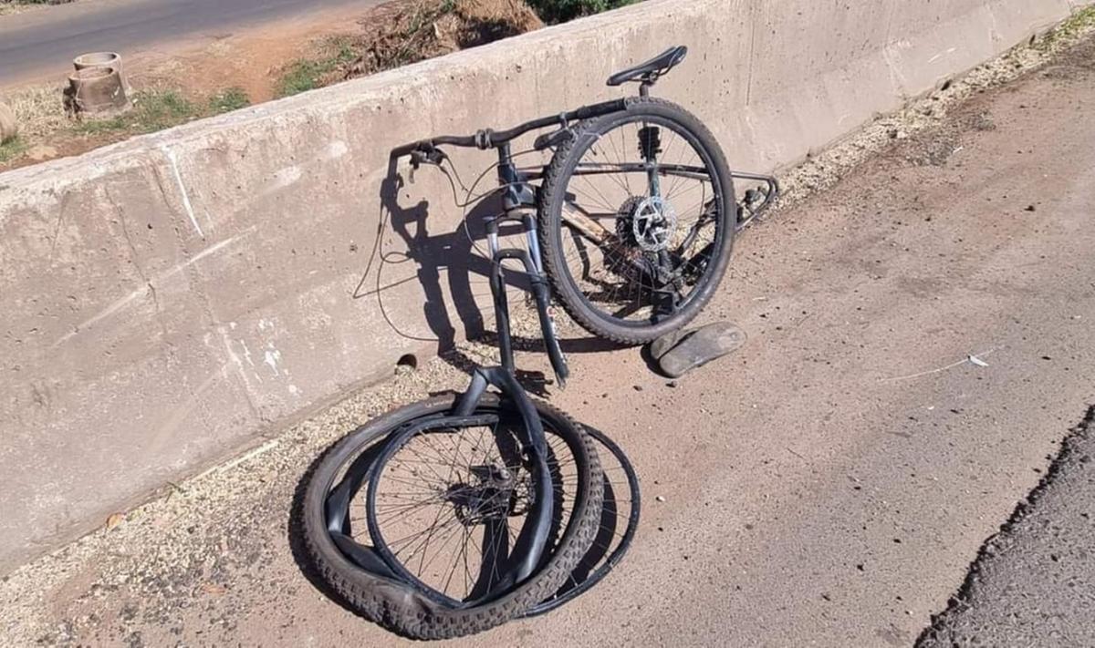 Ciclista fica gravemente ferido em uma colisão com caminhão na rodovia BR-050, quilômetro 1, próximo à Uberdisel (Foto/Divulgação)