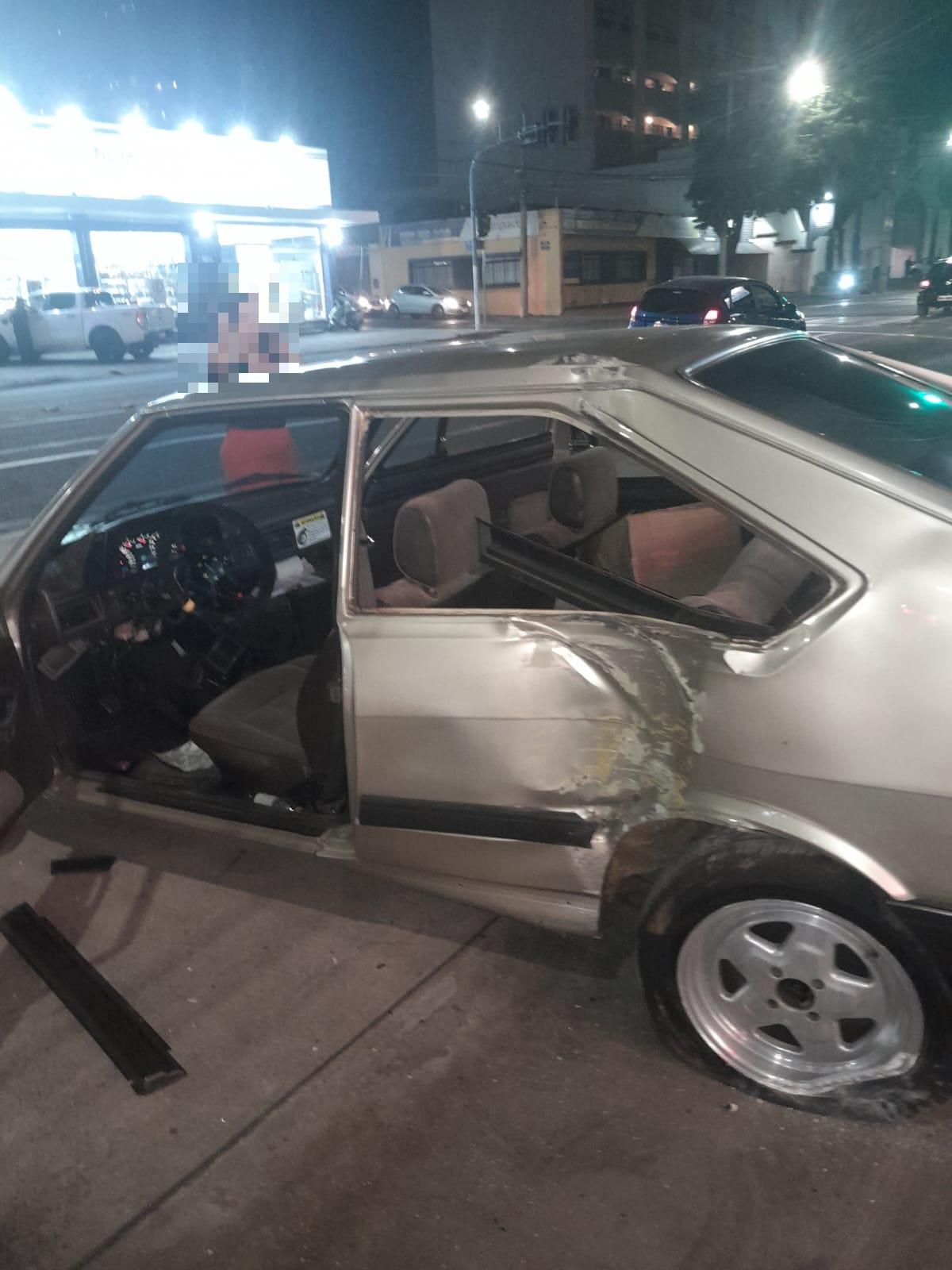 O VW Passat ficou com a lateral amassada após seu condutor bater violentamente contra um poste da Cemig na avenida Santos Dumont (Foto/Divulgação)