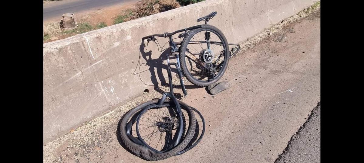 A bicicleta ficou totalmente destruída ao ser atingida pelo caminhão na BR-050, perto da Uberdiesel (Foto/Divulgação)