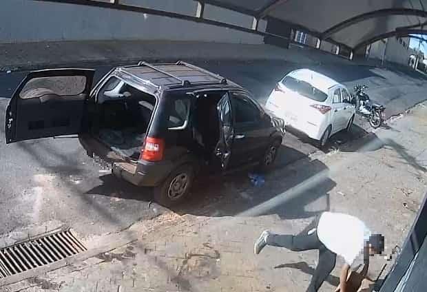 Homem em um veículo Ford Ecosport XLS, 1.6 Flex, cor preta, placas finais 77 e de Uberaba, foi flagrado por câmeras de segurança comentando crime de maus tratos ao abandonar seis filhotes de cães de raça não definida (Foto/Reprodução)