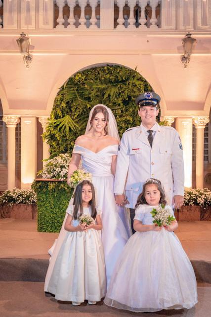 Casal com as daminhas Júlia dos Santos Leal e Alice Mendonça de Souza (Foto/Bruno Rabelo)