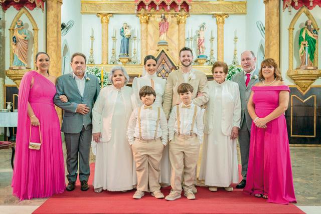 Outro casamento que aconteceu no fim de semana foi o de John e Caroline Norris, que residem na Flórida e vieram receber aqui, com os familiares, a bênção nupcial (Foto/Bruno Rabelo)