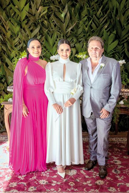 A noiva Caroline com seus pais, Aulo José e Valéria Rosa Coelho, no altar da Catedral Metropolitana (Foto/Bruno Rabelo)