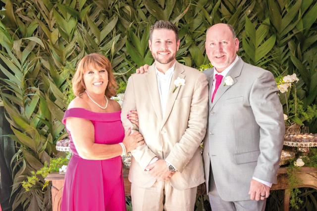 O noivo com sua mãe, Michelle Silvers, e o padrasto, Craig, que vieram dos Estados Unidos para o evento (Foto/Bruno Rabelo)