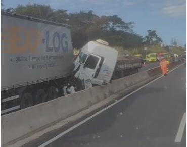 Acidente na BR-050, sobre a ponte do Rio Uberaba (Foto/Reprodução)