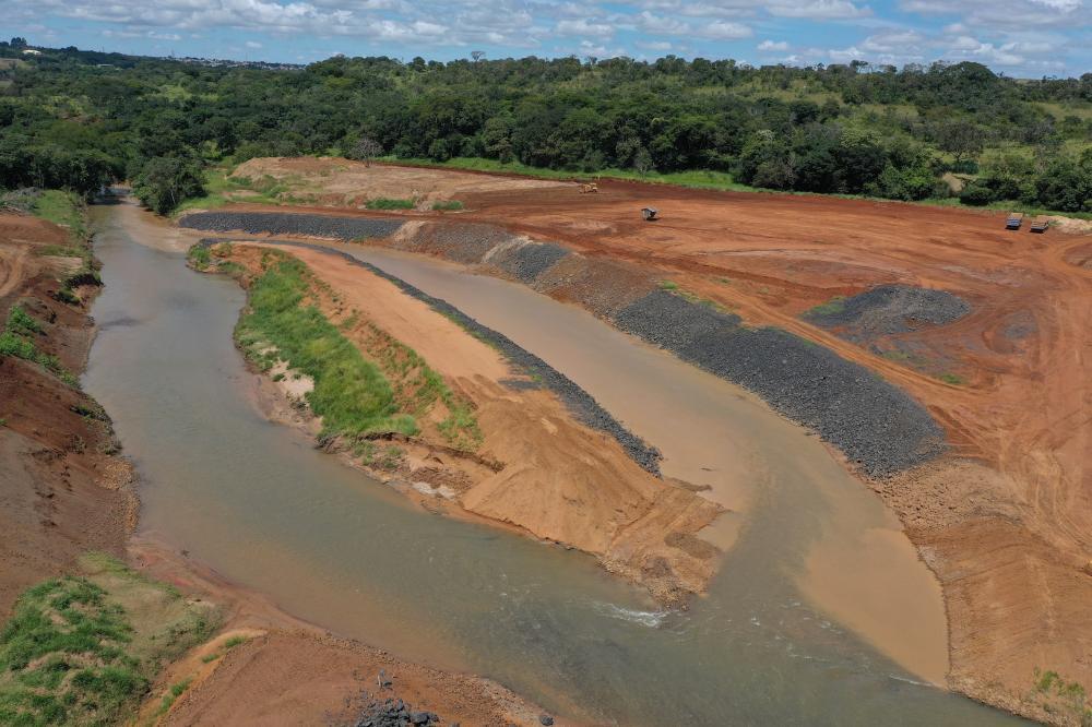 A obra da represa no rio Uberaba começou em 2020 (Foto/Arquivo)