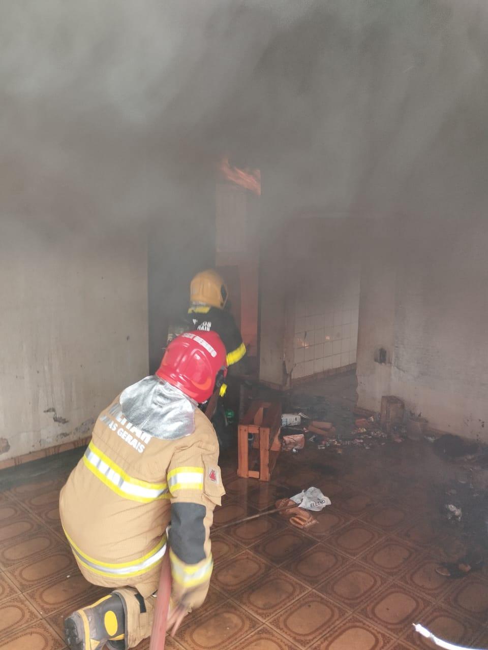 Incêndio foi controlado pelos bombeiros (Foto/Divulgação/CB)