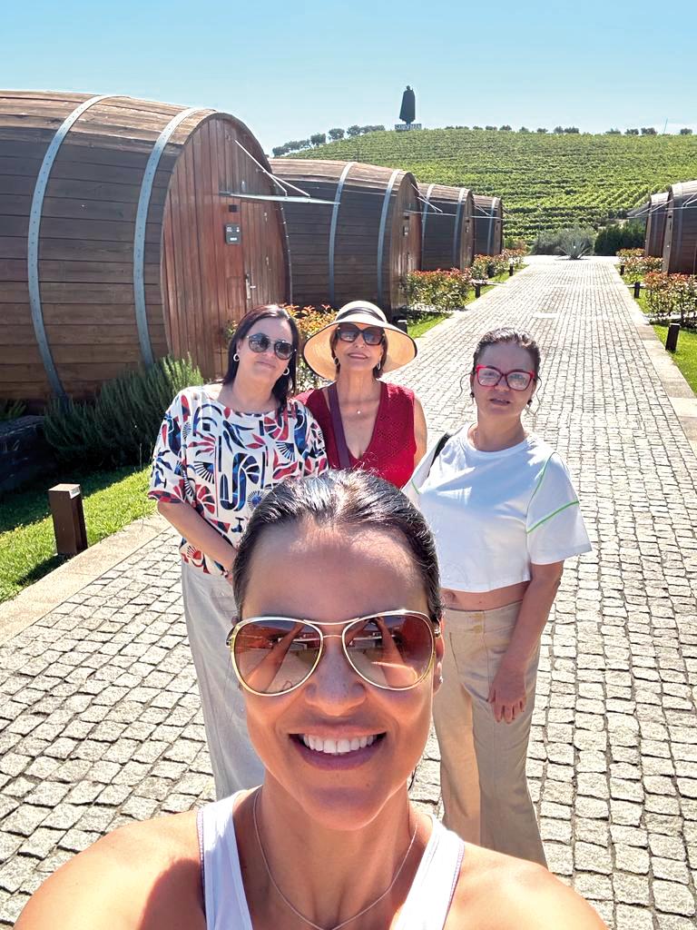 Auxiliadora com as filhas Sílvia, Silmara e Simone, conhecendo as maravilhas da Quinta da Pacheca, na cidade de Lamego, em Portugal (Foto/Reprodução)