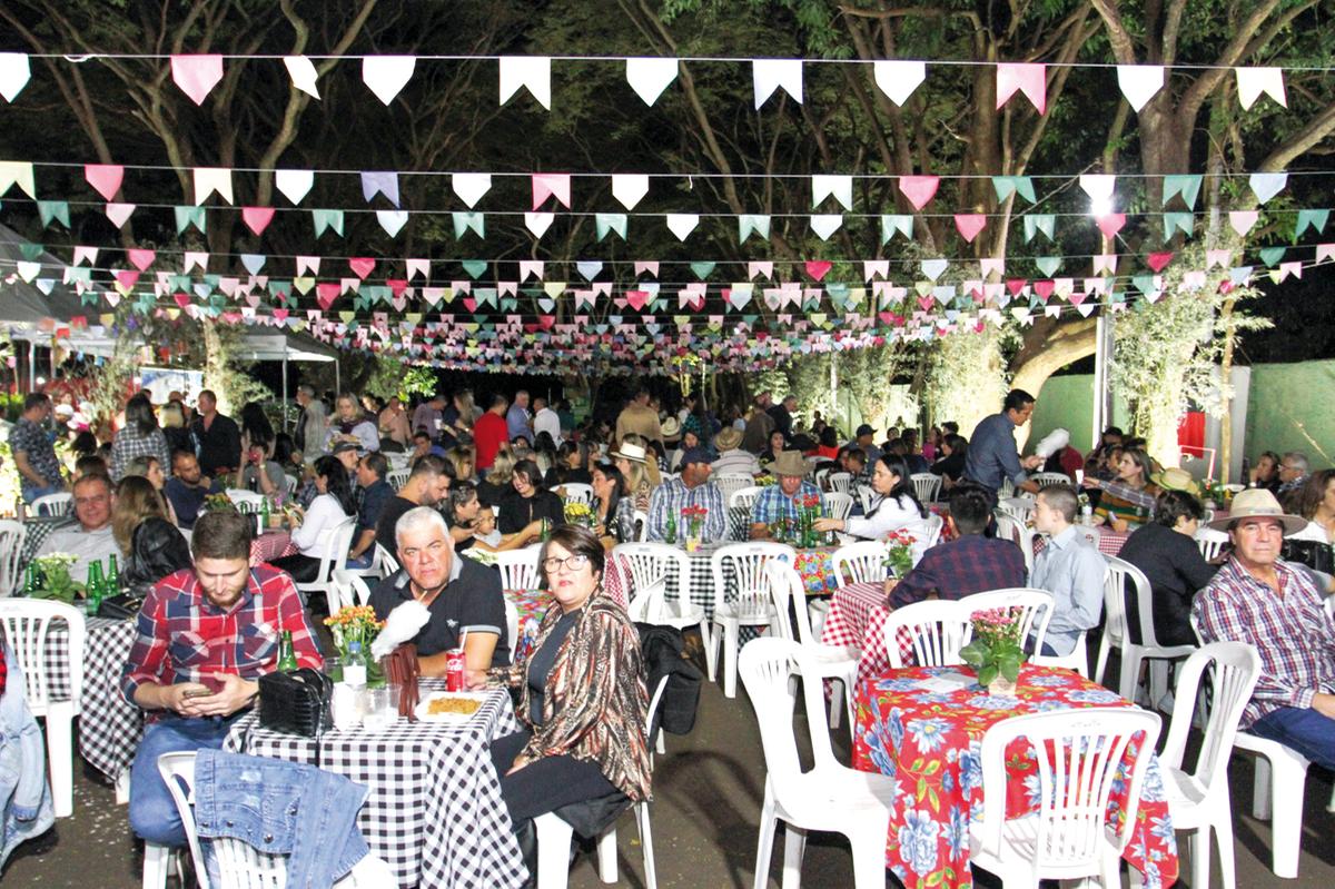 Jockeanos e convidados que compareceram na edição passada do Arraiá do Jockey; viva! (Foto/Reprodução)