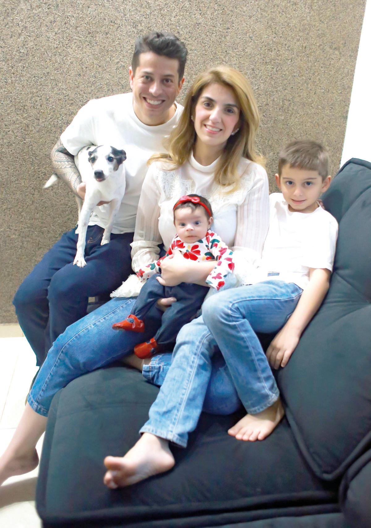 Família curtindo a fase boa! William Estevam e Maria Rachel com os filhos, Antônio e Cecília, em clique especial para a coluna deste domingo (Foto/Stella Barbosa)