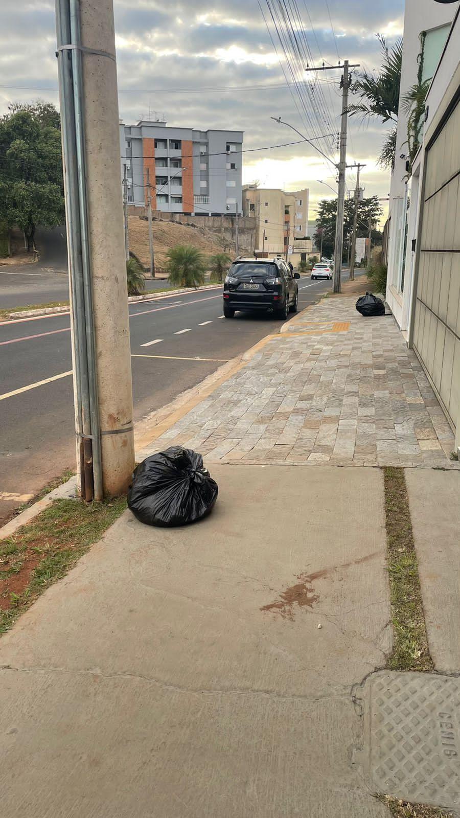 Coleta de lixo não ocorre há uma semana, segundo moradores (Foto/Leitora JM)