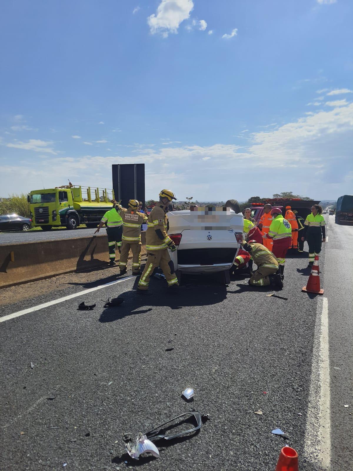 Motorista teria tentado desviar de cachorro na pista (Foto/Divulgação/Corpo de Bombeiros)