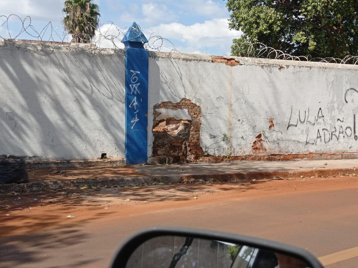 Por que razão foram abertos esses buracos nos muros do cemitério São João Batista? Leitor do JM registrou as imagens, desafiando providências da Sesurb (Foto/Leitor JM)