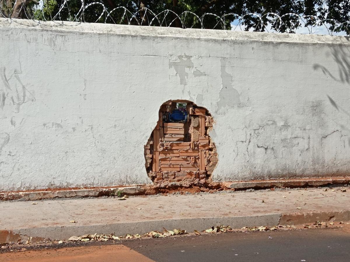 Por que razão foram abertos esses buracos nos muros do cemitério São João Batista? Leitor do JM registrou as imagens, desafiando providências da Sesurb (Foto/Leitor JM)