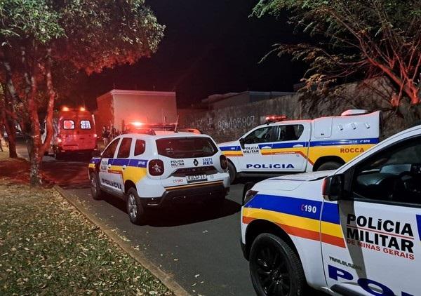 Polícia Militar e perito da Polícia Civil estiveram no local para os primeiros levantamentos acerca do crime (Foto/Divulgação)