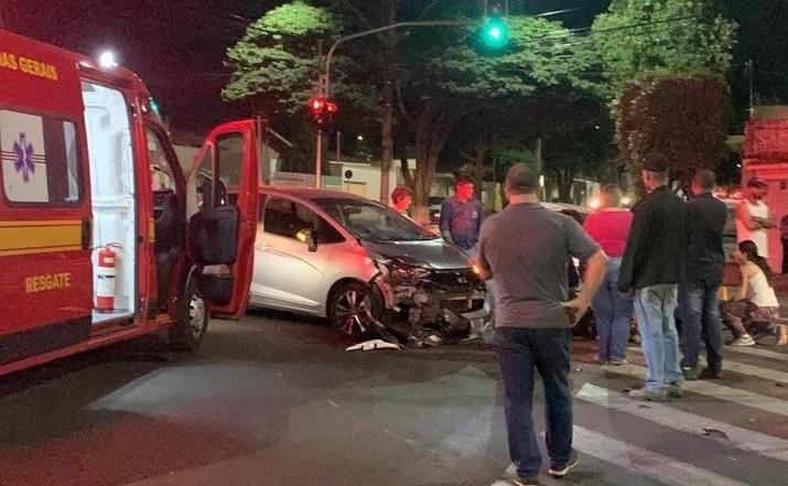 O carro e a motocicleta sofreram danos e o motociclista foi levado ao Hospital São Domingos com suspeita de fratura (Foto/Divulgação)