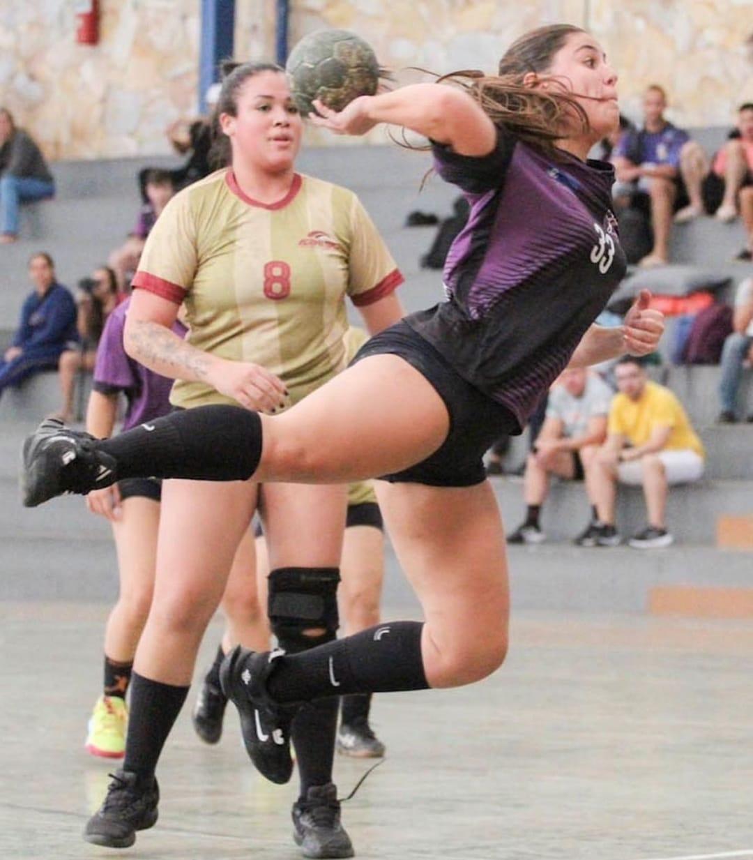 A plasticidade do movimento de Nandinha, outra vez destaque no handebol mineiro (Foto/Divulgação)