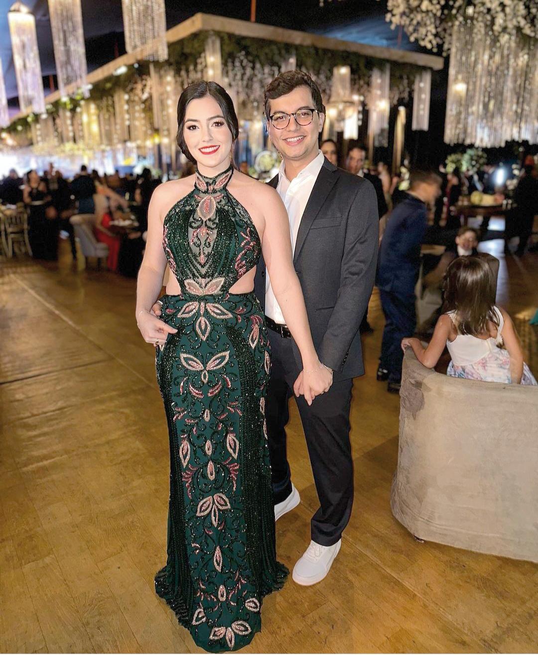 Formatura de Medicina movimentou a semana passada e culminou com baile de gala no sábado. Entre as belas formandas, Isabela Mendonça Maciel, noiva do supersecretário Celso Neto (Foto/Divulgação)