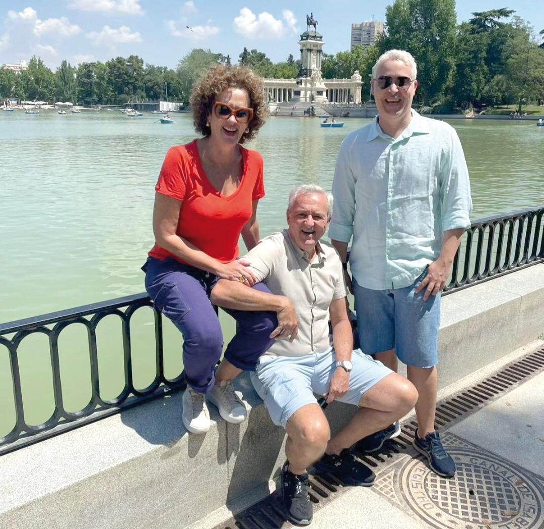 Filhos da inesquecível Marina Marquez e do médico Vandir Ferreira, Anamarina, Luiz Ronan e Sérgio fizeram há pouco tour pelo interior da Espanha, terra dos antepassados da família (Foto/Divulgação)