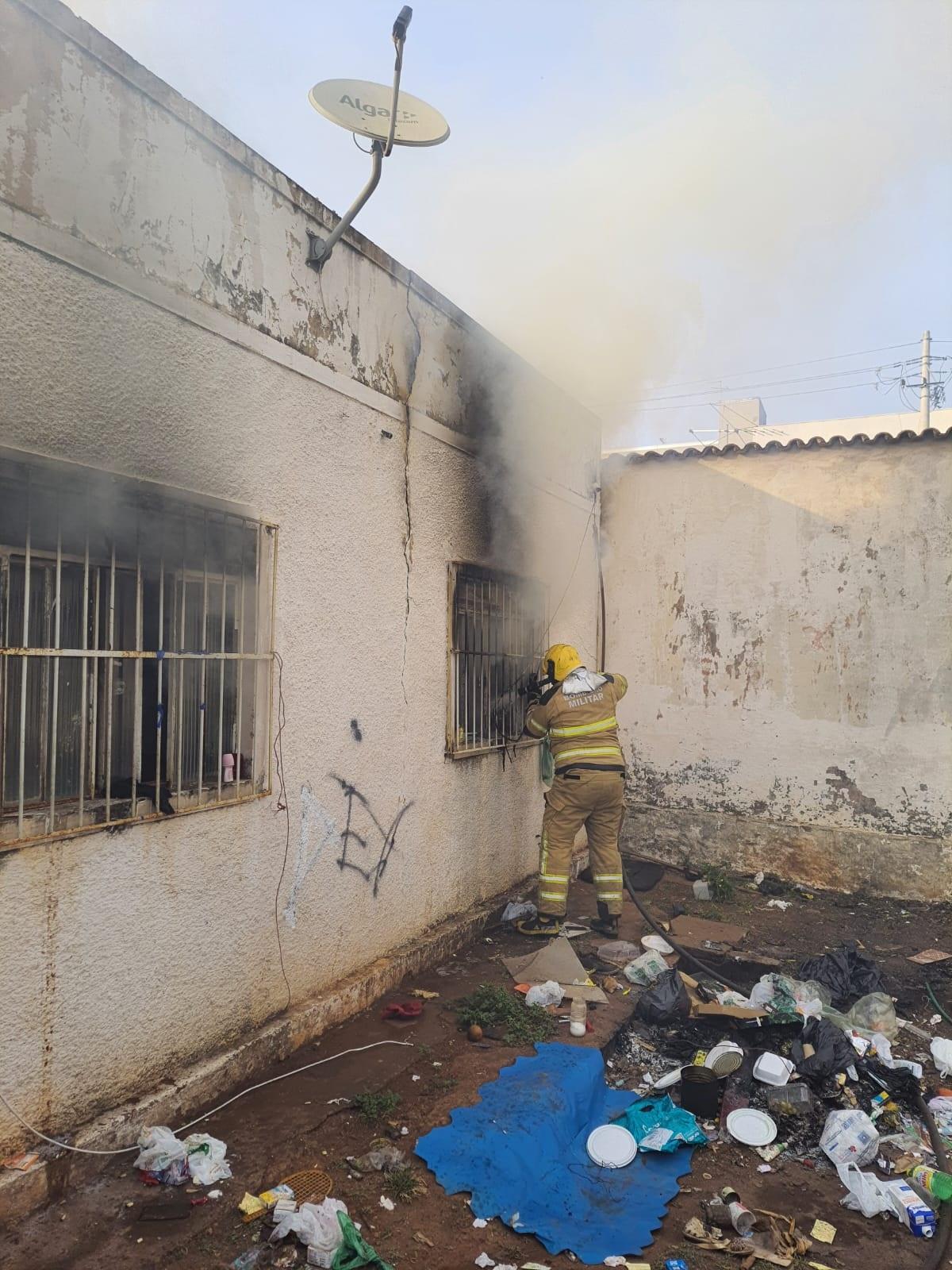 Bombeiros realizaram o combate ao incêndio, que tinha como foco um quarto aos fundos do imóvel (Foto/Divulgação)