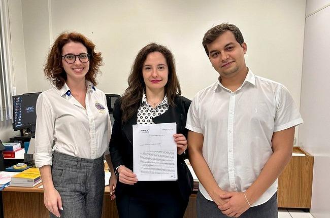 Promotora Anna Catharina Machado Normanton, com o Termo de Ajustamento de Conduta, e o secretário de Educação, Celso Neto  (Foto/Divulgação)