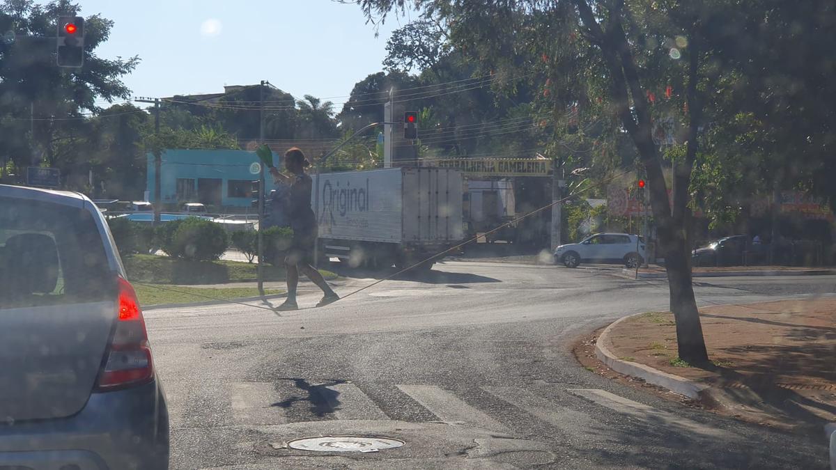 Homem flagrado realizando malabarismo sobre cordas na avenida Guilherme Ferreira (Foto/Denúncia)