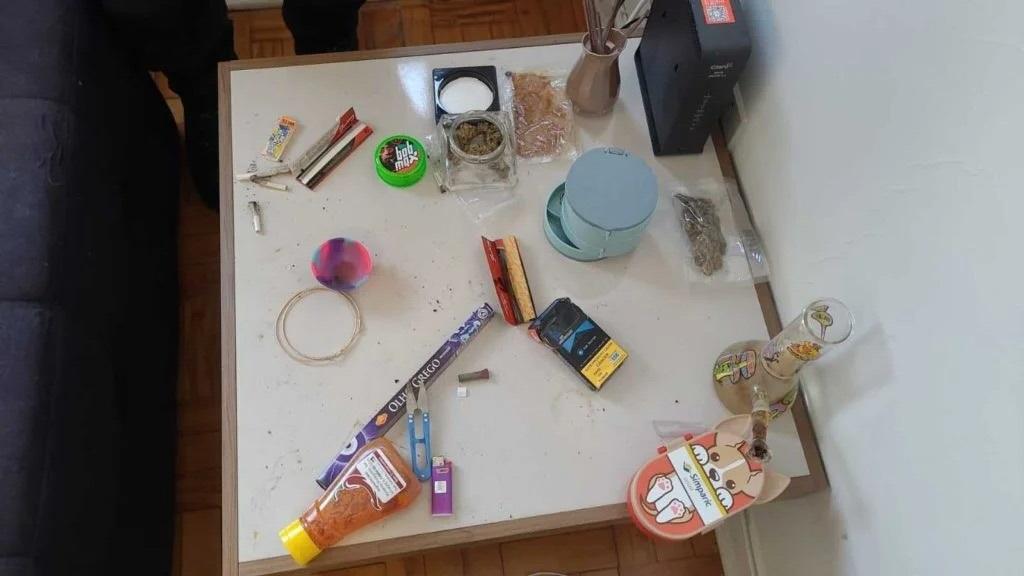 No apartamento da jovem foram encontradas porções de maconha, cocaína e anfetamina e a sua colega com quem dividia o aluguel admitiu em depoimento que ambas faziam uso esporádico de drogas (Foto/Divulgação)