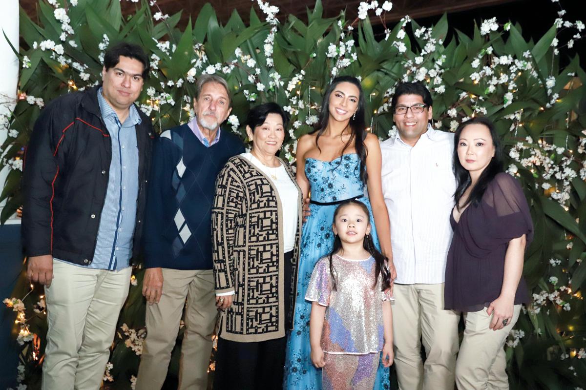 Pai da formanda, Jonas Egami Vendramini; os avós Antônio Vendramini e Yoshiko Egami Vendramini, o tio e padrinho Thiago Egami Vendramini com a esposa, Michele Matsumoto, e a filha Sara Matsumoto (Foto/Babi Magela)