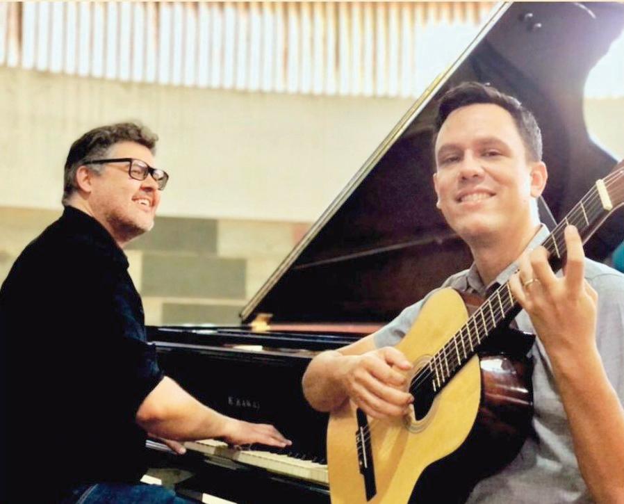 Carlos Giovany, no violão e canto, com Rafael Camilo, no piano, fazem recital hoje, às 20h, no Centro Cultural Cecília Palmério; imperdível! (Foto/Divulgação)