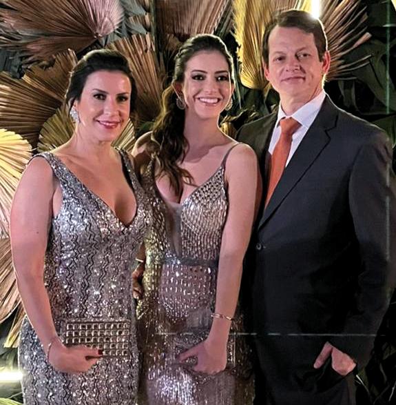 Isabela Cecílio é a mais nova Doutora de Uberaba, na foto ao lado dos pais Marília e Alex Ferreira (Foto/Arquivo Pessoal)