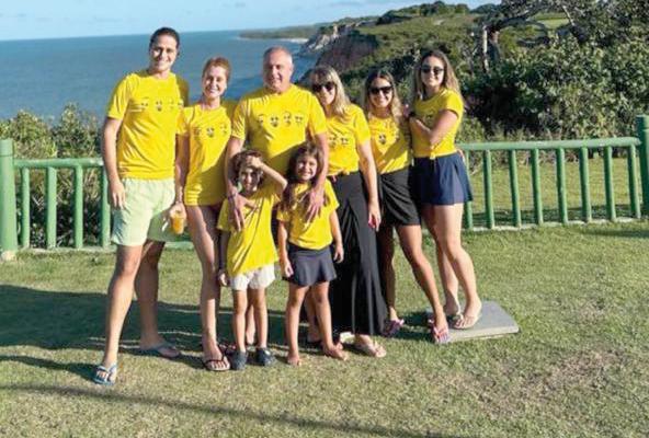 José Neto Toubes escolheu a Bahia para comemorar em família os seus 60 anos, na foto com a esposa Maria Cecília Palmério, os netos José e Fefa e os filhos, Fefe, Carol, Marcela e Gabi Toubes (Foto/Arquivo Pessoal)