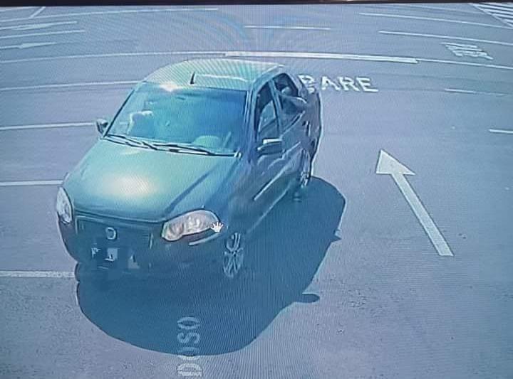 Carro com placas de Campo Florido teria sido usado pelo autor do furto na saída do supermercado. (Foto/Divulgação)