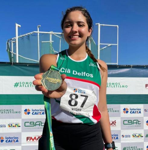 Vitória Ferreira com a medalha de campeã estadual dos 800m sub-18 (Foto/Reprodução/Redes Sociais)
