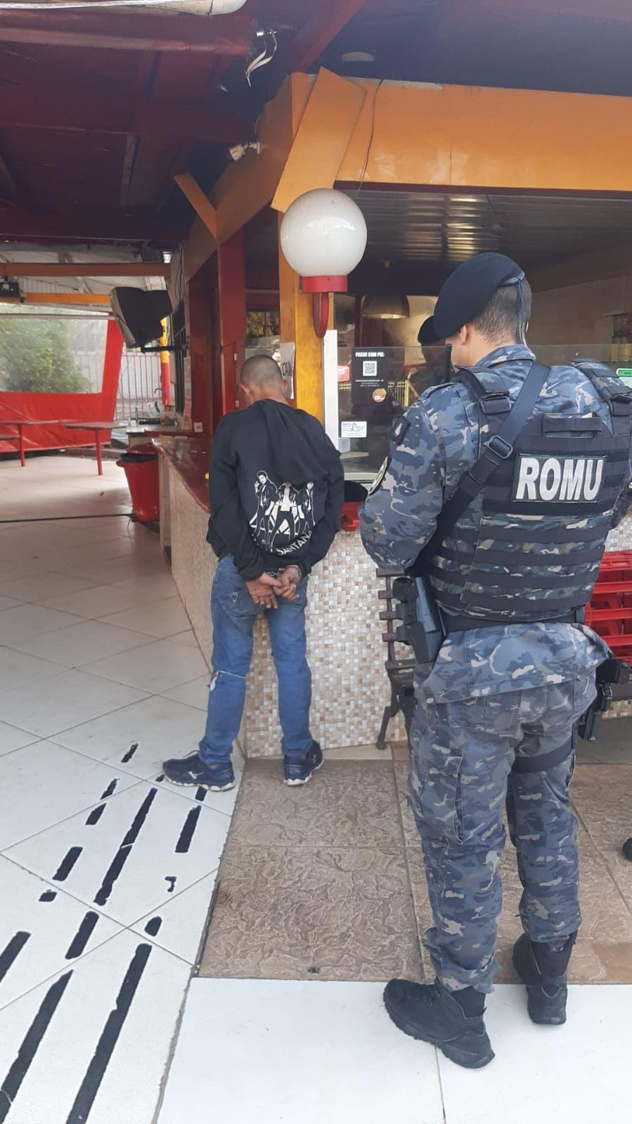 Com o homem dentro do estabelecimento foram encontrados diversos produtos que ele levaria e ferramentas  (Foto/Divulgação)