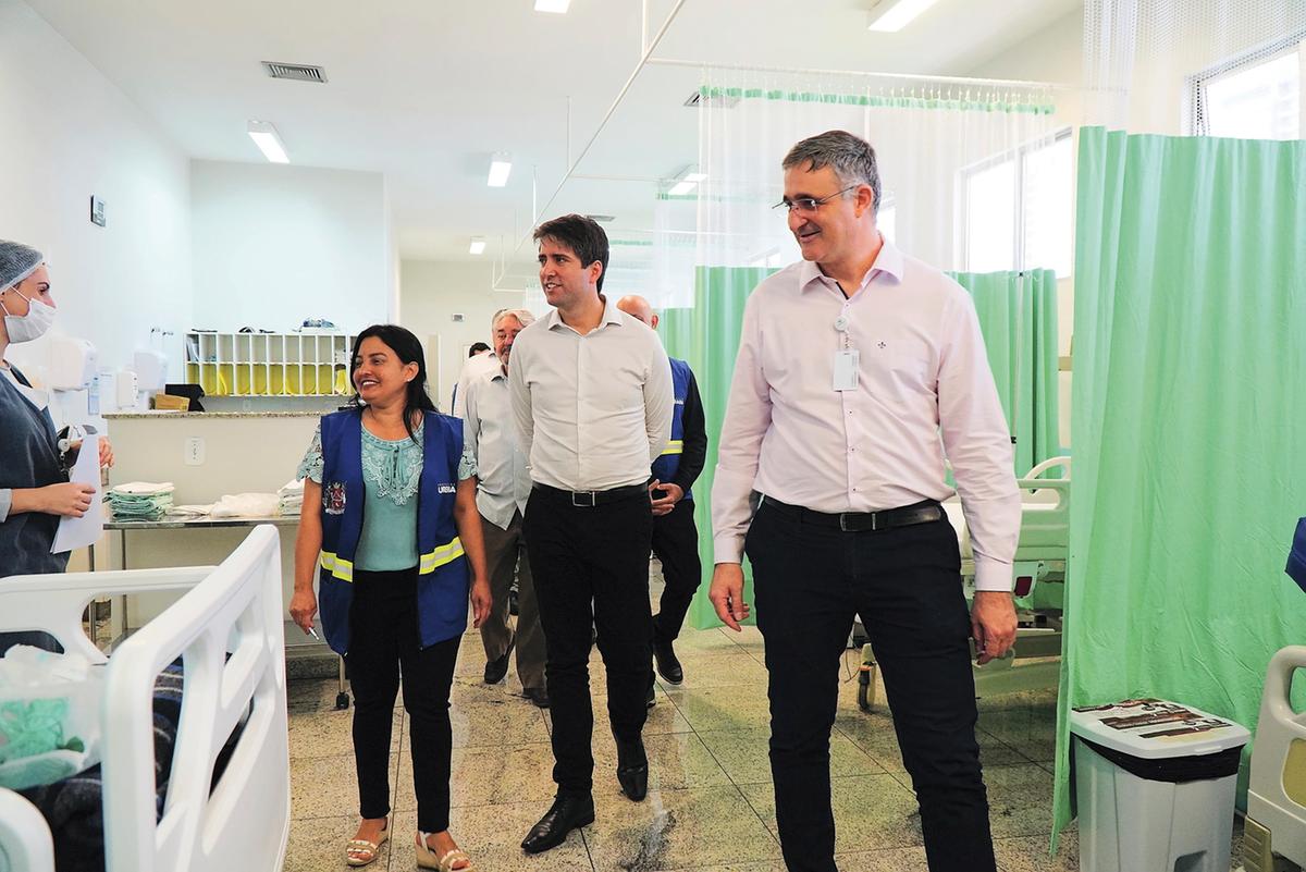 Diretor do Hospital Regional, Frederico Ramos, com a secretária de Saúde, Valdilene Rocha, e o secretário de Estado de Saúde, Fábio Baccheretti (Foto/Divulgação PMU)