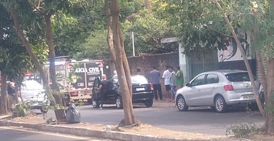 Corpo do aposentado Abadio de Oliveira Godoi, cruelmente torturado até a morte em sua residência, avenida Orlando Rodrigues da Cunha, é retirado pelo rabecão da Polícia Civil (Foto/Divulgação)