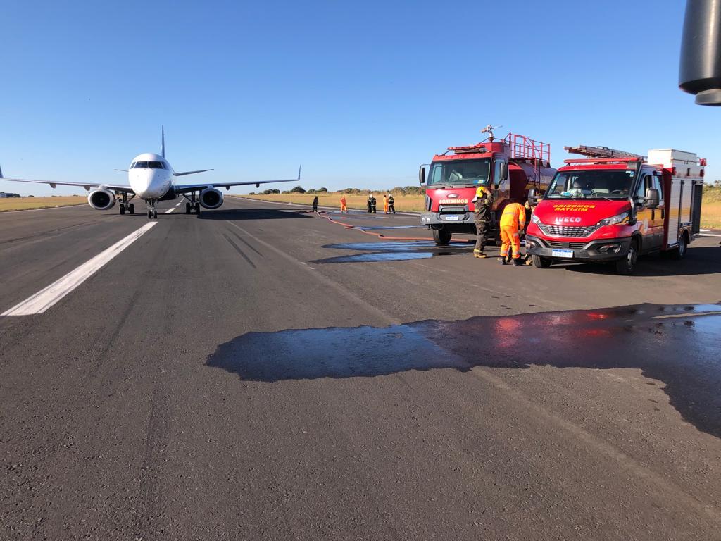 Equipes do Corpo de Bombeiros debelam chamas em avião no Aeroporto de Uberaba (Foto/Divulgação BBM)