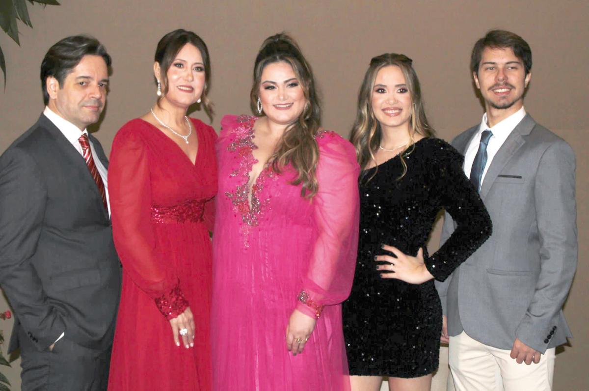 Dra. Amanda com seus tios Helbert e Miria Rezende e os primos Larissa e Bruno (Foto/Repordução)