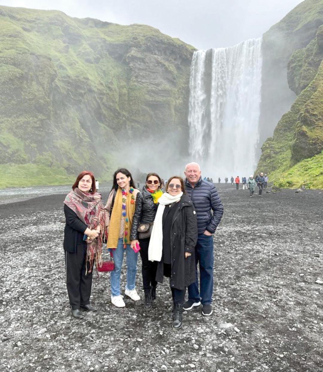 Cecilia Cecílio e sua filha Marcela, Meg Andrade e o casal Genesilda e Celso Salgado, na Islândia (Foto/Repordução)