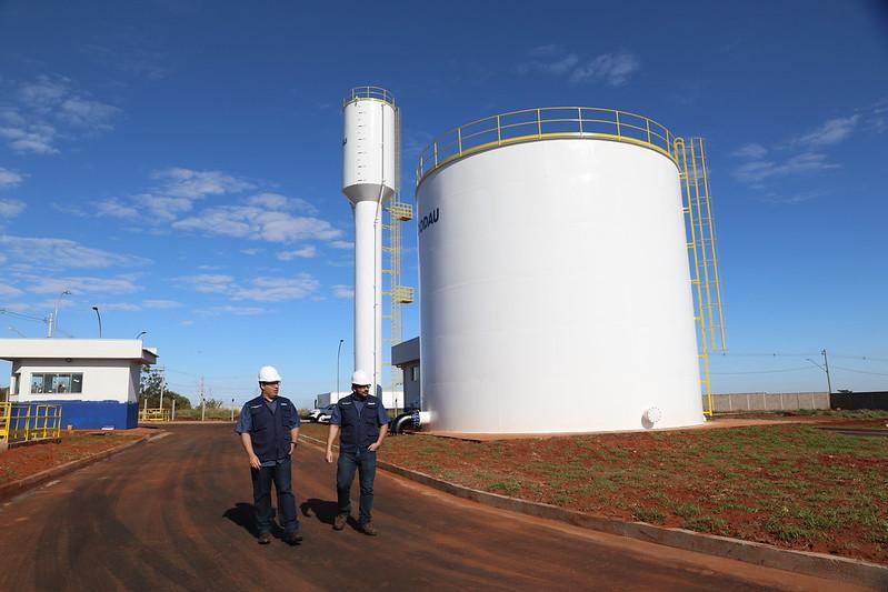 Presidente da Codau José Waldir de Sousa Filho acompanhado do diretor de Desenvolvimento e Saneamento analisam local onde será implantado um dos sistemas (Foto/Paulo José Stival Coelho)